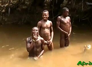 Negros africanos tomando banho e se sarrando no rio