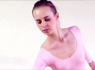 Gracie, en ung ukrainsk teenager, viser sine små bryster i solo-action